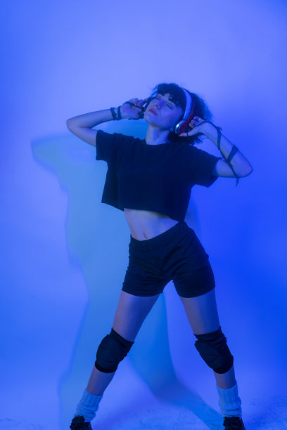 年轻的女孩随着音乐跳舞图片下载