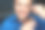 千禧一代男人在家照镜子化妆。都市美男正在用刷子往脸上抹粉。满意的帅哥喜欢早上的例行公事，个人卫生和美容程序图片下载