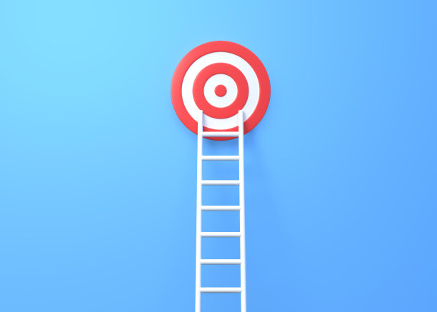 梯子和目标在蓝色的墙上复制空间图片下载