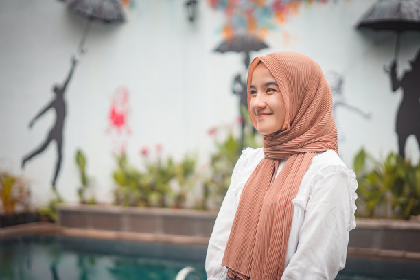 头巾的女孩微笑图片下载