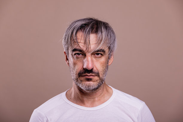 中东男子50岁出头的肖像，头部特写。图片下载