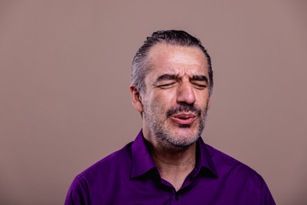 中东男子50岁出头的肖像，头部特写。唱歌。图片下载