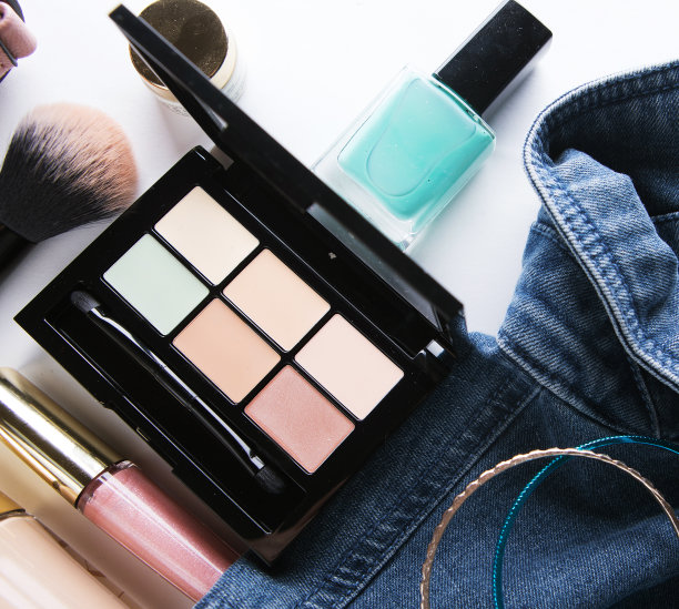 俯视女性牛仔裤衬衫，遮瑕膏托盘，唇彩，指甲图片下载