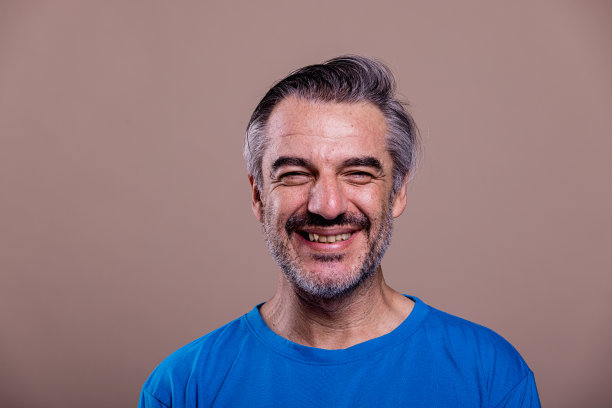 中东男子50岁出头的肖像，头部特写。微笑图片下载