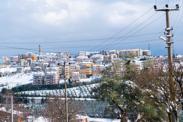 远处雪下街道的照片图片下载