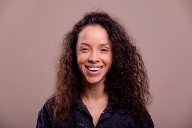 年轻的巴西妇女肖像。面带微笑。图片下载