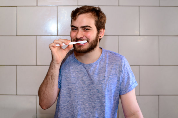 男人看着镜头(好像在看镜子)刷牙图片下载