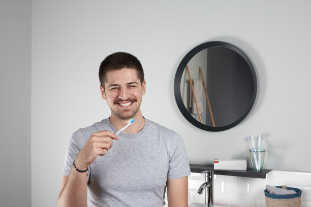 年轻人正在刷牙图片下载