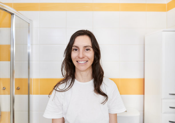 中年人刷牙作为睡前例行公事的一部分图片下载