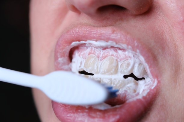 刷牙。特写镜头:牙刷在人嘴里摩擦牙齿图片下载