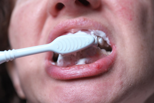 刷牙。特写镜头:牙刷在人嘴里摩擦牙齿图片下载