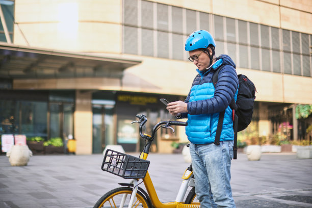 中年男性上班族使用手机扫描和共享自行车图片下载