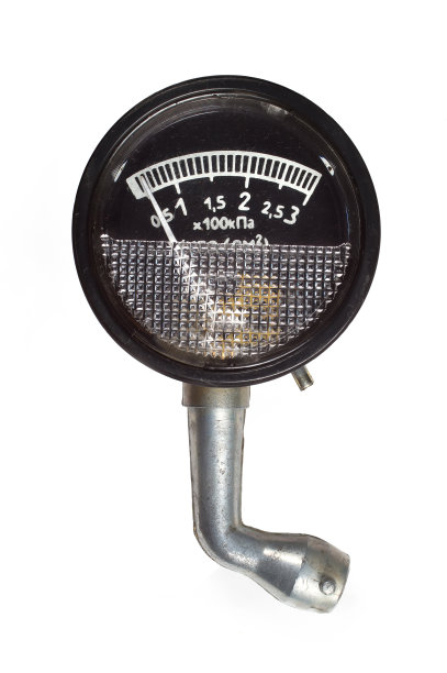 用于测量汽车轮胎气压的手动压力表。图片下载