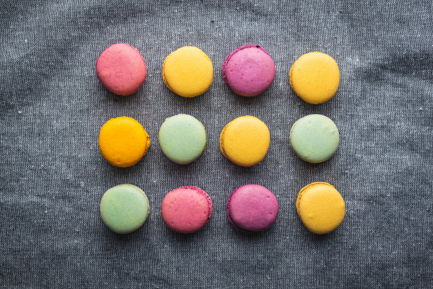 甜蜜的色彩斑斓的马卡龙。传统的法国的杏仁饼干。美味的甜点图片下载