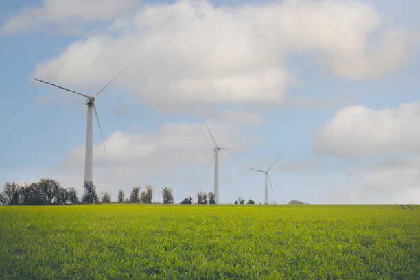 草地上的风力涡轮机图片下载