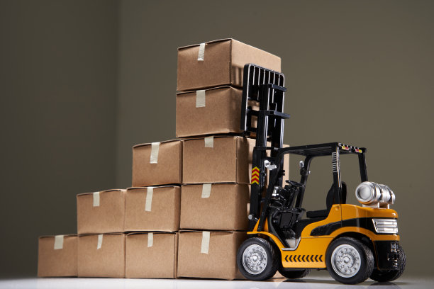 玩具叉车和纸箱堆作为业务图图片下载