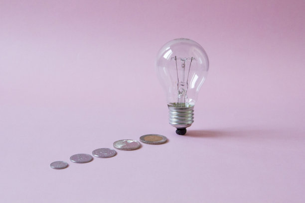 带电灯泡的硬币图片下载