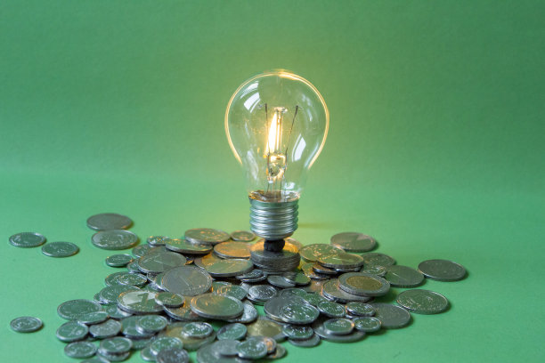 带电灯泡的硬币图片下载