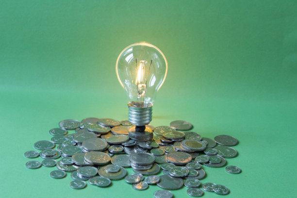 带电灯泡的硬币图片下载