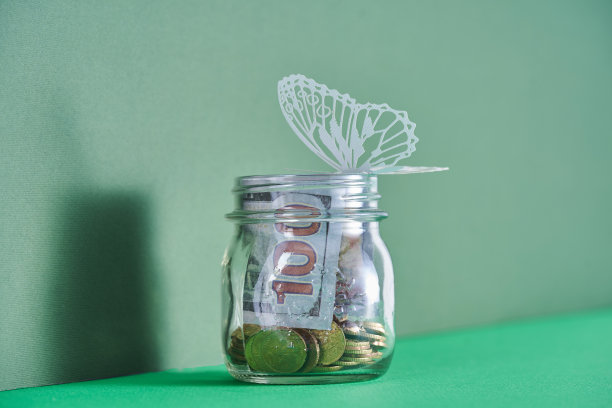 保存罐和艺术和工艺剪纸蝴蝶在绿色的背景图片下载