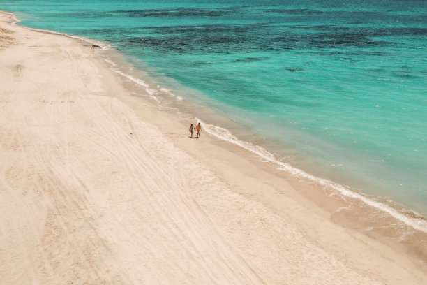 海滩上的情侣。航拍照片图片下载
