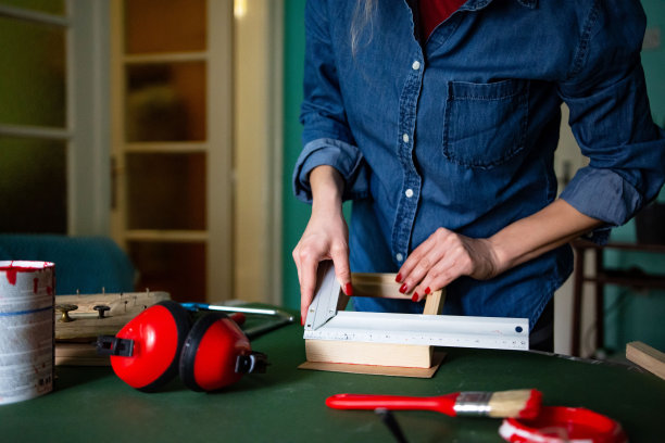 女人在家里享受自己的爱好图片下载