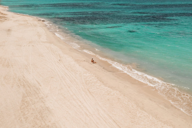 海滩上的情侣。航拍照片图片下载