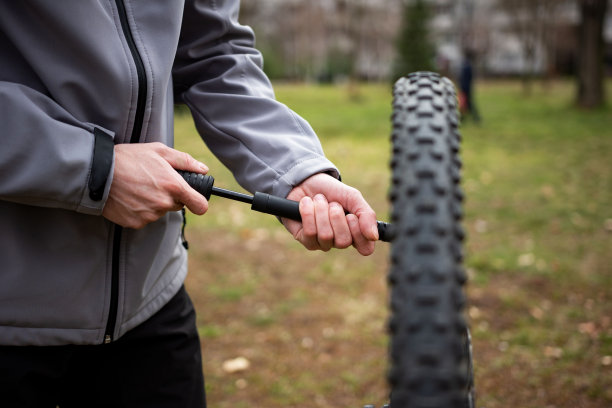 给自行车轮胎打气图片下载