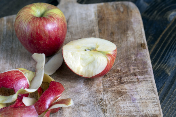 切老板子和红熟苹果片图片下载