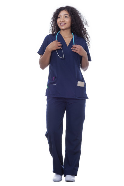 一名漂亮的护士在照相馆拍照时看着相机拍摄的人像图片下载