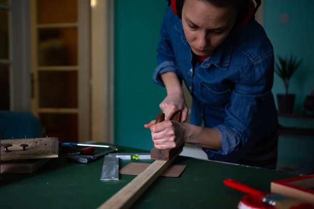 女人在家里享受自己的爱好图片下载
