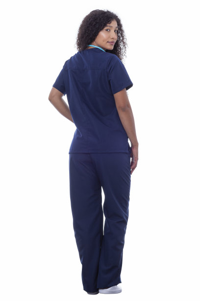 一名漂亮的护士在照相馆拍照时看着相机拍摄的人像图片下载