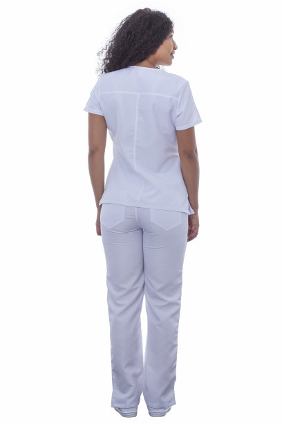 一名漂亮的护士在照相馆拍照时看着相机拍摄的人像图片下载