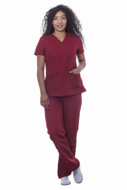 一名漂亮的护士在照相馆拍照时看着相机拍摄的人像图片下载