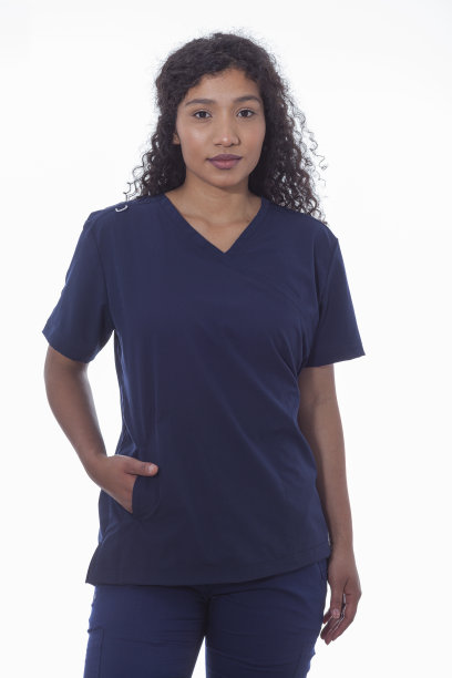 一名漂亮的护士在照相馆拍照时看着相机拍摄的人像图片下载