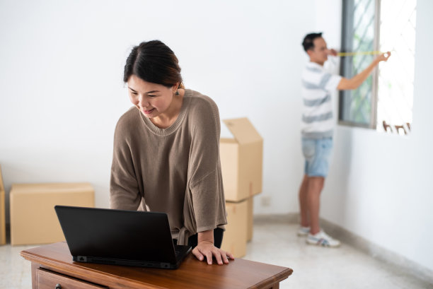 幸福的亚洲夫妇重新装修他们的新家图片下载