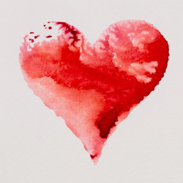 水彩画上粉红色的心，在白色的水彩纸上。图片下载