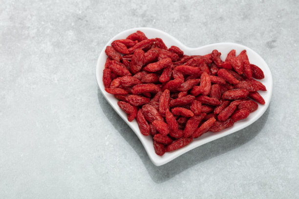 枸杞浆果孤立在白色背景上。图片下载