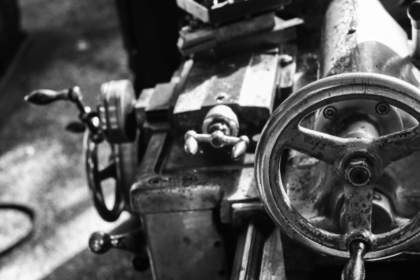 旧车床-旧工厂里的工业机器-黑白照片图片下载
