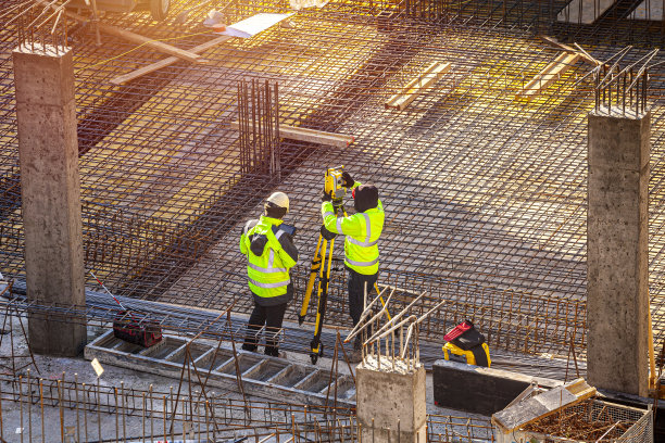 建筑工地的测量员图片下载