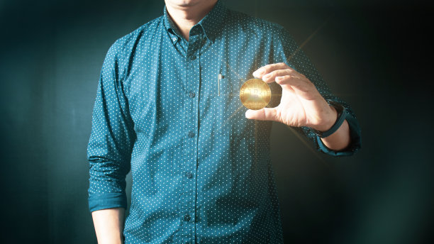 这个人手里拿着比特币。图片下载