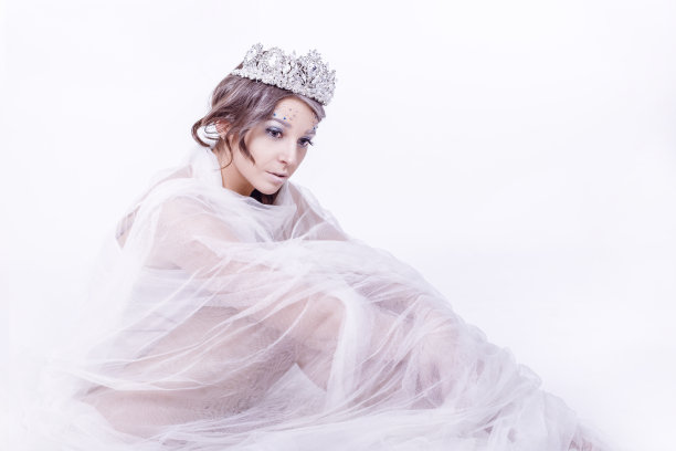 美丽的母亲和女儿在明亮的音调。图片下载