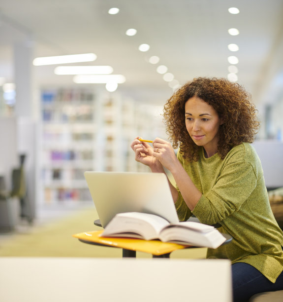 成熟的大学生图片下载