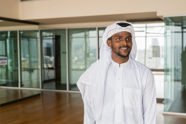 非洲穆斯林男子在办公室穿着宗教服装，戴着围巾图片下载