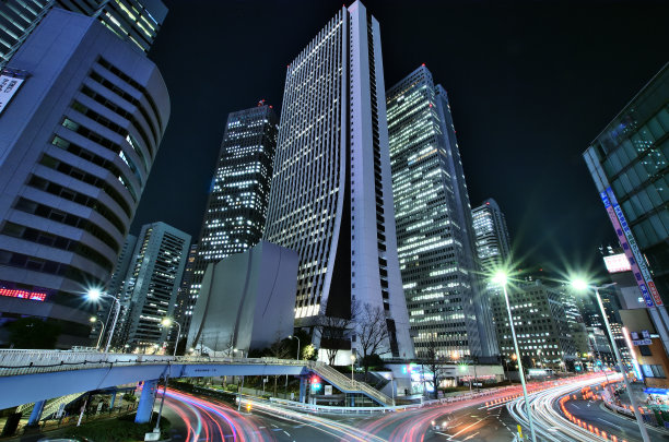 东京新宿副中心西新宿的夜景和灯光痕迹图片下载