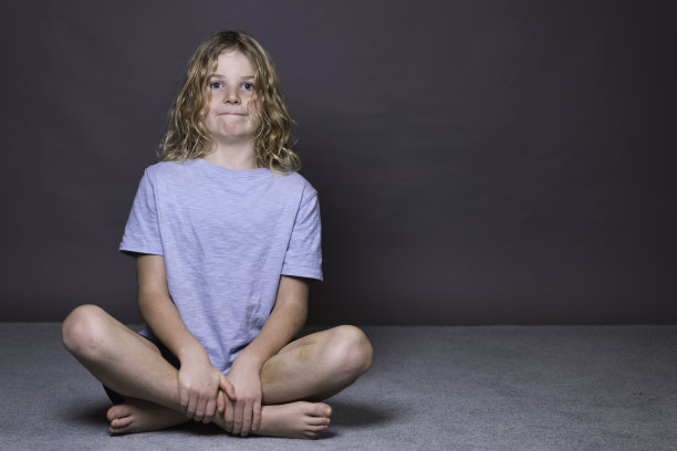 9岁的长发男孩图片下载