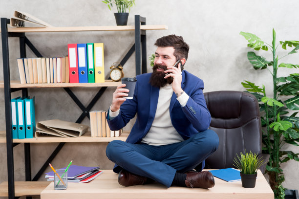 移动的谈话。午餐时间是快乐的时间。心理健康和放松。大胡子经理正装的男士坐着莲花姿势放松。放松的方法。自我保健。心理上的帮助。放松技巧图片下载