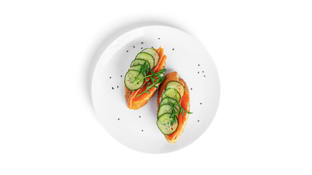 意式烤面包配奶油芝士、三文鱼、黄瓜和芝麻菜叶，白色背景。吐司孤立。三明治孤立。三明治配虾、鲑鱼和奶酪图片下载