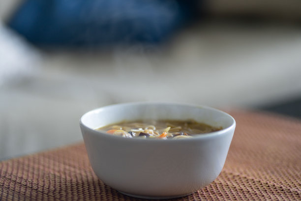 美味健康的日式蔬菜汤，洋葱蘑菇，酱油，面条和韭菜图片下载