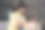 印度男子坐在家里，拿着红色的无线耳机打开包装盒。拆包，送货理念图片下载